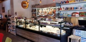 Plated Winebar & Bistro, restaurant cu bacanie