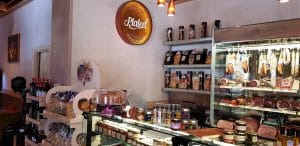 Plated Winebar & Bistro, restaurant cu bacanie