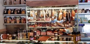 Plated Winebar & Bistro, restaurant cu bacanie