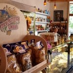 Plated Winebar & Bistro, restaurant cu bacanie