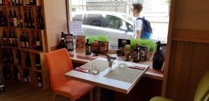 Plated Winebar & Bistro, restaurant cu bacanie