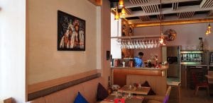 Plated Winebar & Bistro, restaurant cu bacanie