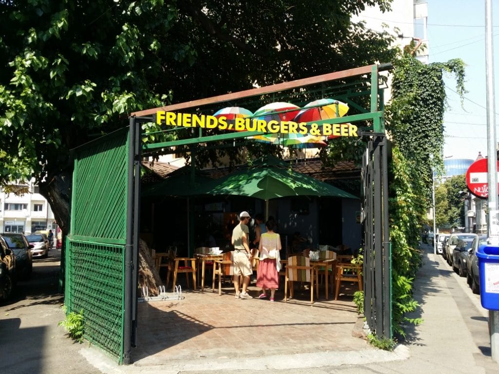 3 Kombinat, restaurant de burgeri si terasa boema pe Strada Sperantei