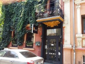 3 Kombinat, restaurant de burgeri si terasa boema pe Strada Sperantei