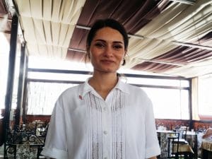 Anca, chelnerita maruntica si adorabila de la restaurantul Ali Baba