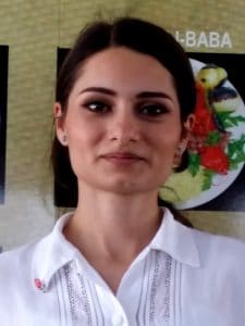 Anca, chelnerita maruntica si adorabila de la restaurantul Ali Baba