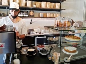 Beans & Dots, una dintre cafenelele boeme din Palatul Universul