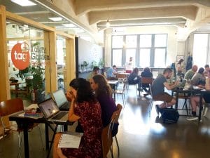 Beans & Dots, una dintre cafenelele boeme din Palatul Universul