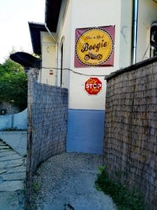 Boogie, bar & pub de motociclisti si rockeri