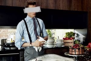 Client pregatindu-si cina la un restaurant in Regie