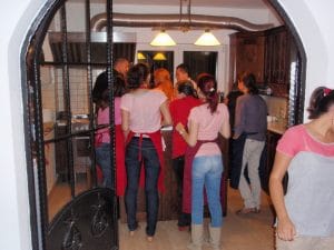 Clienti asteptand sa-si ia mancarea la un restaurant in Regie