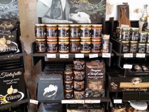 La Bottega del Tartufo, Pasterra, cainele Bosco, mancand paste si band vin