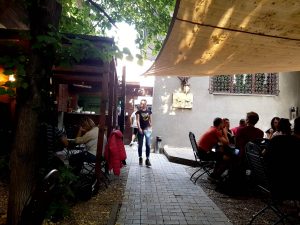 Lente (Arcului) sau Mansarda Lente, local boem in cartierul Armenesc din Bucuresti