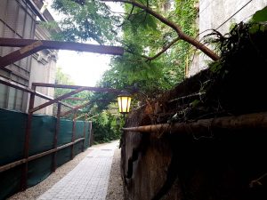 Lente (Arcului) sau Mansarda Lente, local boem in cartierul Armenesc din Bucuresti