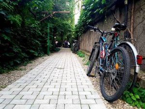 Lente (Arcului) sau Mansarda Lente, local boem in cartierul Armenesc din Bucuresti