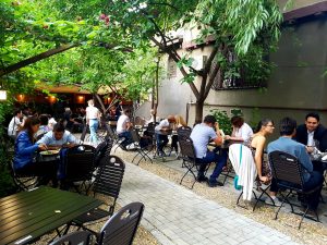 Lente (Arcului) sau Mansarda Lente, local boem in cartierul Armenesc din Bucuresti