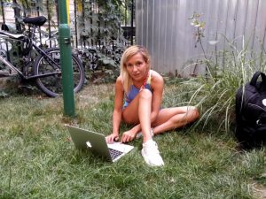 Lente Dionisie Lupu (Piata Lahovari), cafenea boema cu street food