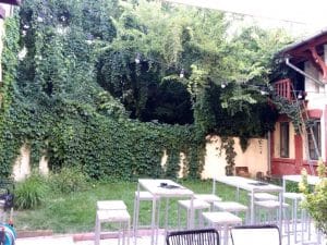 Lente Dionisie Lupu (Piata Lahovari), cafenea boema cu street food