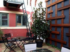 Lente Dionisie Lupu (Piata Lahovari), cafenea boema cu street food