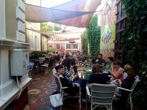 Lente Dionisie Lupu (Piata Lahovari), cafenea boema cu street food