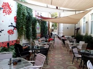 Lente Dionisie Lupu (Piata Lahovari), cafenea boema cu street food