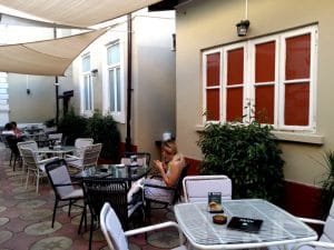 Lente Dionisie Lupu (Piata Lahovari), cafenea boema cu street food