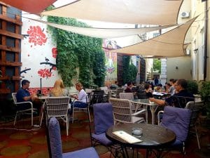 Lente Dionisie Lupu (Piata Lahovari), cafenea boema cu street food