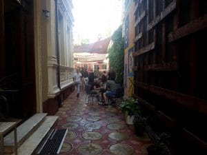 Lente Dionisie Lupu (Piata Lahovari), cafenea boema cu street food