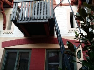 Lente Dionisie Lupu (Piata Lahovari), cafenea boema cu street food