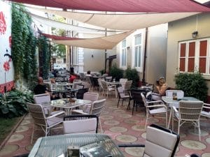 Lente Dionisie Lupu (Piata Lahovari), cafenea boema cu street food