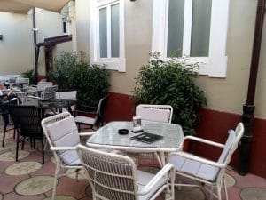 Lente Dionisie Lupu (Piata Lahovari), cafenea boema cu street food