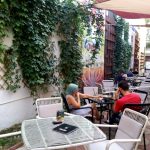 Lente Dionisie Lupu (Piata Lahovari), cafenea boema cu street food