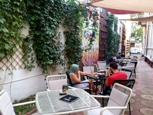 Lente Dionisie Lupu (Piata Lahovari), cafenea boema cu street food