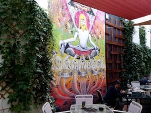 Lente Dionisie Lupu (Piata Lahovari), cafenea boema cu street food