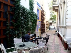 Lente Dionisie Lupu (Piata Lahovari), cafenea boema cu street food