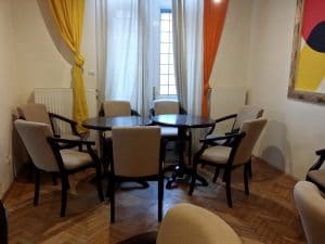 Lente Dionisie Lupu (Piata Lahovari), cafenea boema cu street food