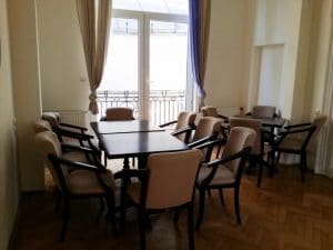 Lente Dionisie Lupu (Piata Lahovari), cafenea boema cu street food