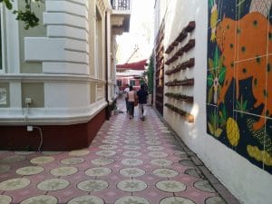 Lente Dionisie Lupu (Piata Lahovari), cafenea boema cu street food