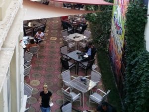 Lente Dionisie Lupu (Piata Lahovari), cafenea boema cu street food