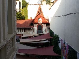 Lente Dionisie Lupu (Piata Lahovari), cafenea boema cu street food