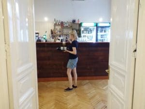 Lente Dionisie Lupu (Piata Lahovari), cafenea boema cu street food