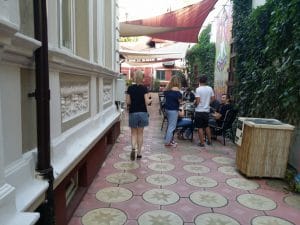 Lente Dionisie Lupu (Piata Lahovari), cafenea boema cu street food