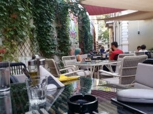 Lente Dionisie Lupu (Piata Lahovari), cafenea boema cu street food