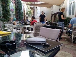 Lente Dionisie Lupu (Piata Lahovari), cafenea boema cu street food