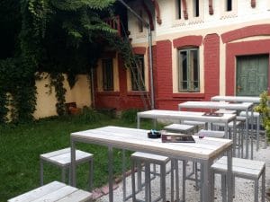 Lente Dionisie Lupu (Piata Lahovari), cafenea boema cu street food