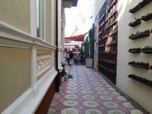 Lente Dionisie Lupu (Piata Lahovari), cafenea boema cu street food