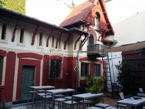 Lente Dionisie Lupu (Piata Lahovari), cafenea boema cu street food