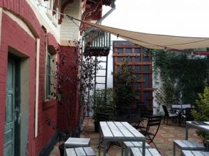 Lente Dionisie Lupu (Piata Lahovari), cafenea boema cu street food