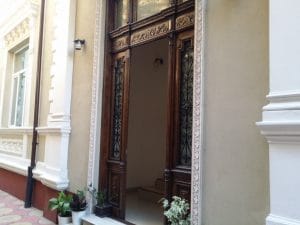 Lente Dionisie Lupu (Piata Lahovari), cafenea boema cu street food