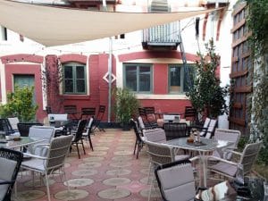 Lente Dionisie Lupu (Piata Lahovari), cafenea boema cu street food